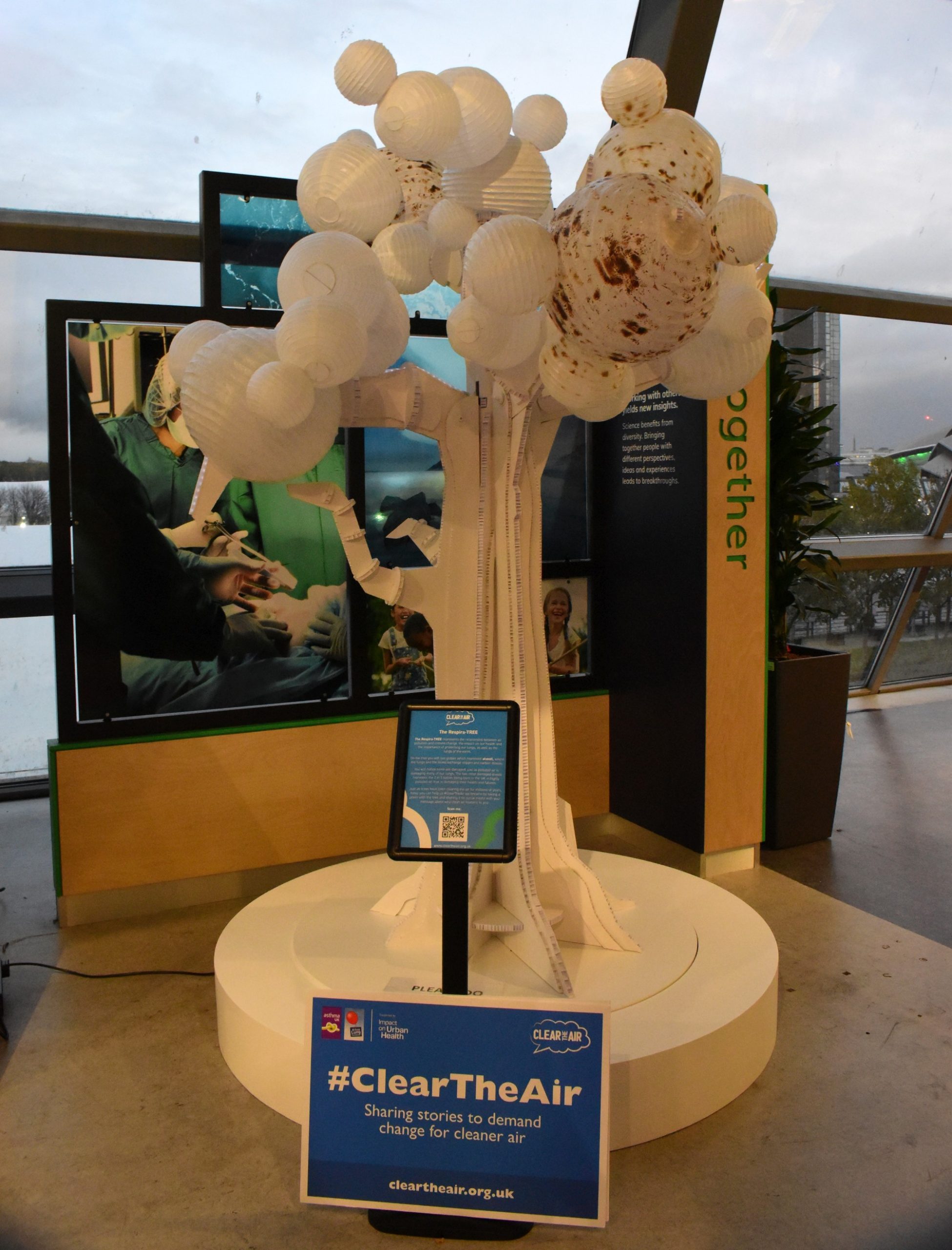 Thema Luftverscmutzung: weißer Baum aus Papier und Pappe von der Ausstellung in der Green Zone der COP26